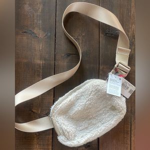 Brand new with tags!Everywhere Cream Belt Bag Fleece!